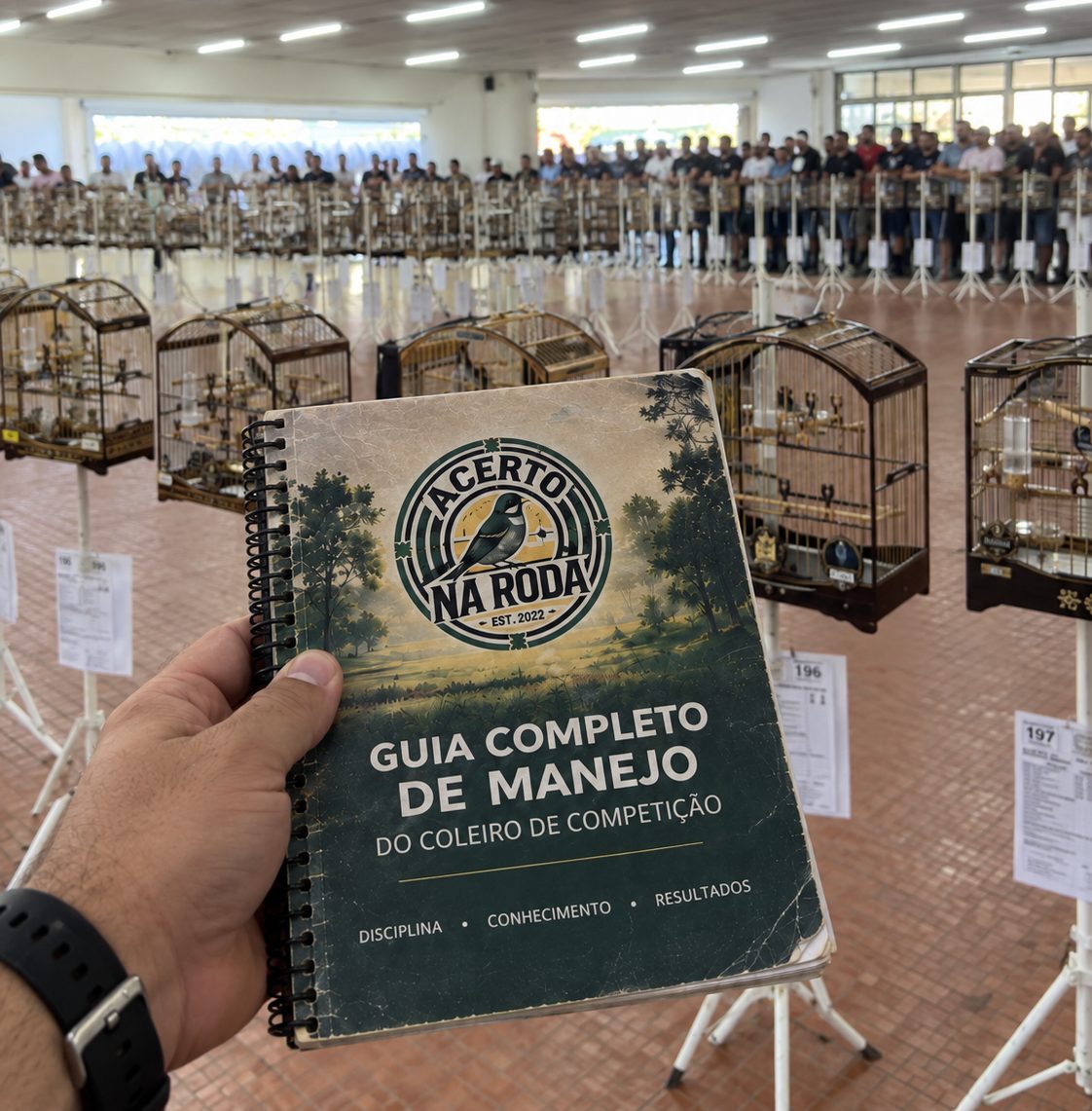 Guia Acerto na Roda nas mãos de um puxador, com a roda de coleiros ao fundo